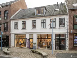 Centralt og lyst lejemål i Kirkegade
