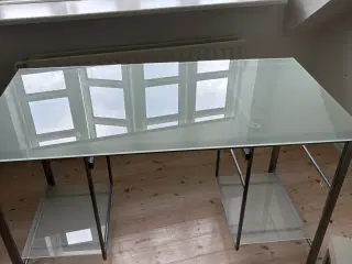 Skrivebord med glasplade