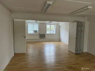 Lyse kontorlokaler i høj kld. udlejes.