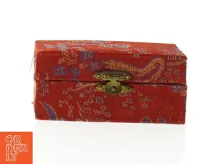 Cloisonné kugler med broderet æske (str. 10,5 cm)
