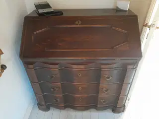 Chatol, tre store skuffer og skriveklap