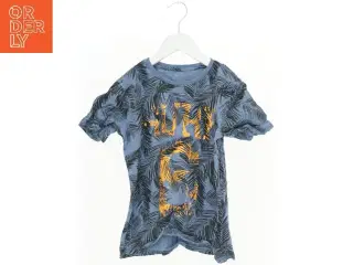 Blå t-shirt med bladprint og tekst fra Friends (str. 134)