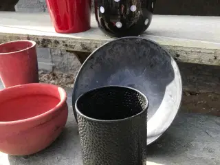 Røde og sorte urtepotteskjulere, pris pr. stk.