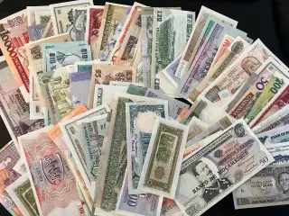 100 stk blandede udenlandske sedler