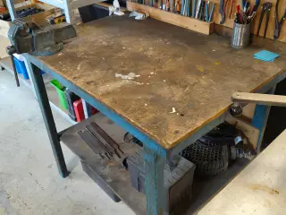 Arbejdsbord med skruestik.