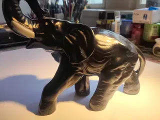Stor sort keramik elefant 