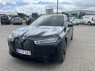 BMW iX  xDrive40 Fully Charged