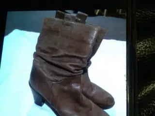 Støvler i brun læder.