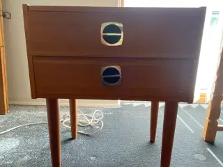 Sengebord i teaktræ