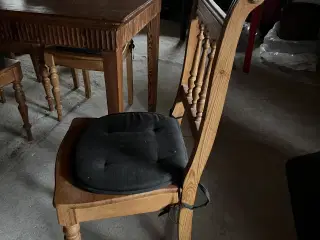 Antik bygget spisebord med tilhørende 8 stole