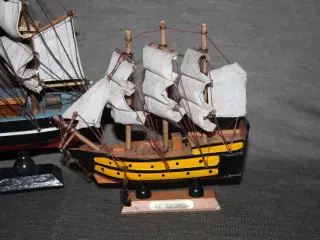 Skib af træ med stofsejl 23 og 14 cm pris for 2 st