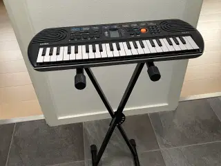 Casio keyboard med sammenklappeligt stativ