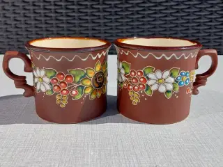 To håndmalede kopper i keramik. Blomstermotiv.