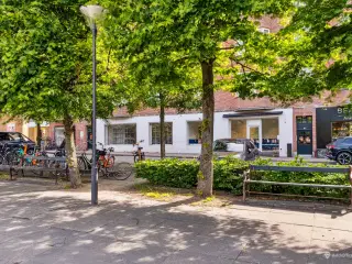 Stort og anvendeligt butikslokale med attraktiv beliggenhed i Valby