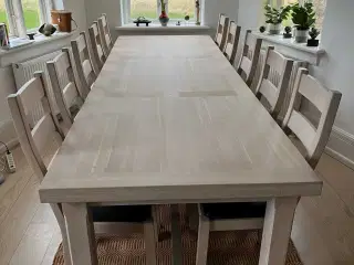 Egetræs spisebord med stole