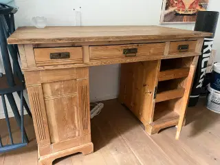 Skrivebord i eg