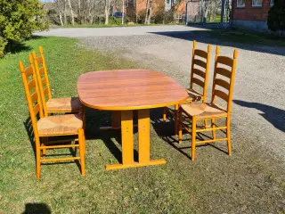 Spisebord i kirsebær med 4 stole