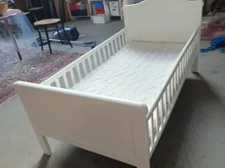 Juniorseng af hvidmalet træ