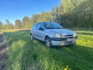 Renault clio 1,2 nysynet lavt km tal 