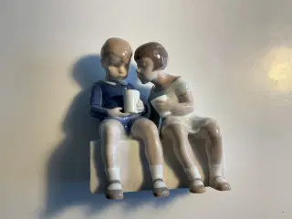 B&G figur no. 2175 , dreng og pige siddende 