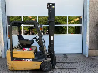 Eltruck. Cat 1800 kg. Løftehøjde 448 cm.