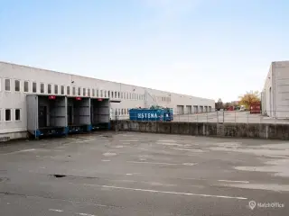 Højloftet lager m. 26 porte