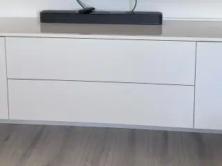 Højglans hængeskænk – stilren (190 cm)