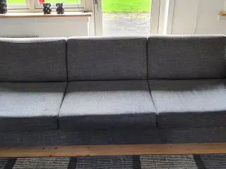 Stor sofa i gråt stof