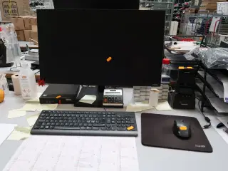Computerskærm SAMSUNG, tastatur, håndscanner, computer LENOVO