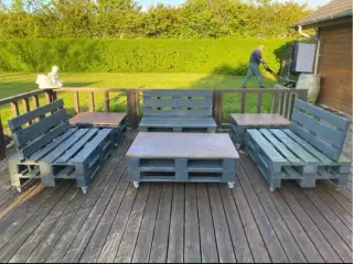 Pakke havemøbler 2 bænke og 3 borde.