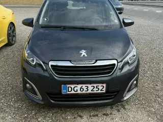 Vi sælger vores trofaste Peugeot 108 fra 2021, som