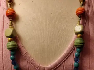Flot og farverig halskæde 