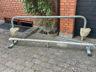 Skate grind rail