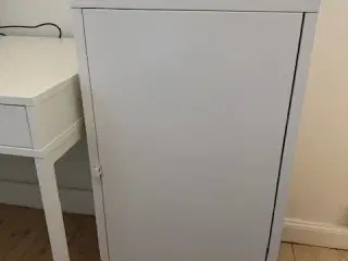 IKEA skab med 3 hylder