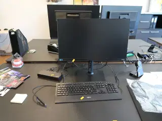 Computerskærm SAMSUNG F24T450FQR, tastatur, dockingstation