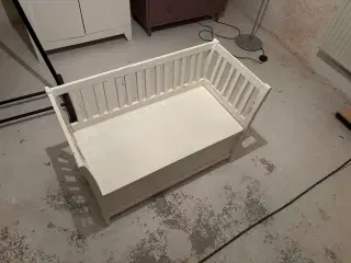 Fin gammel bænk med opbevaring