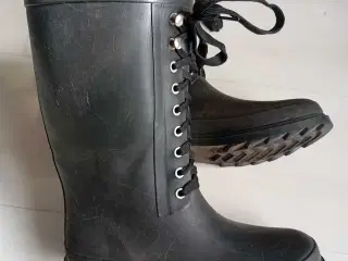 Sorte gummistøvler med snørebånd.