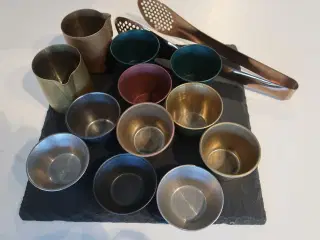 Skifferplade med miniskåle, tang og mælkekander
