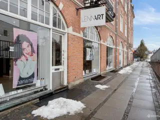 Velbeliggende frisørsalon til afståelse