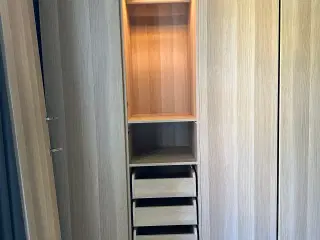 2 x IKEA Pax skabe med skuffer/hylder