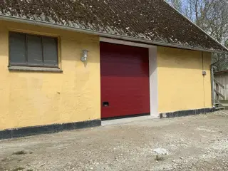 Flot istandsat lokale. med muret ydervægge og lecaloft.