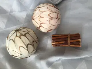 2 kugler med blade og et bundt med små pinde