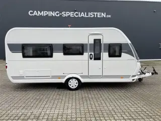 2023 - Hobby De Luxe Edition 460 LU   Så godt som ny Hobby De Luxe Edition 460 LU fra 2023 - Kan nu opleves hos Camping-Specialisten