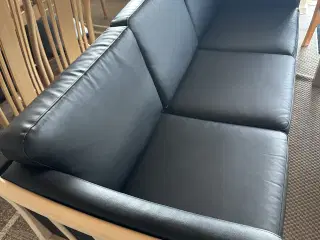 sofasæt med lænestole og en skammel