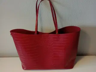 Moderne rød taske med hanke & magnet lås.