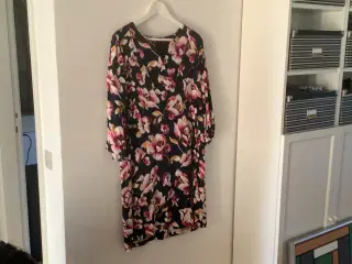 Dametøj, kjoler, jakke og Ruskindsbukser