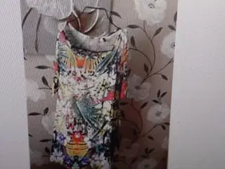  kjole Fancy tropisk mønstret i 2XL. (42/44)