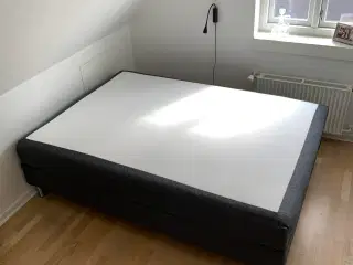 Næsten ubrugt boxmadras 140 cm bred