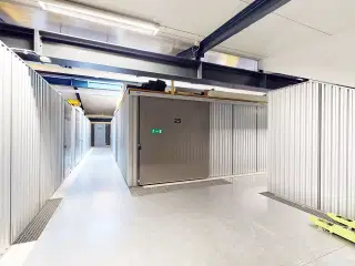 190 kvm. tørt og opvarmet lagerlokaler med vareelevator - Gratis parkering