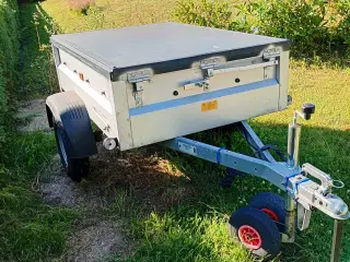 Trailer med fast låg front hængt 
